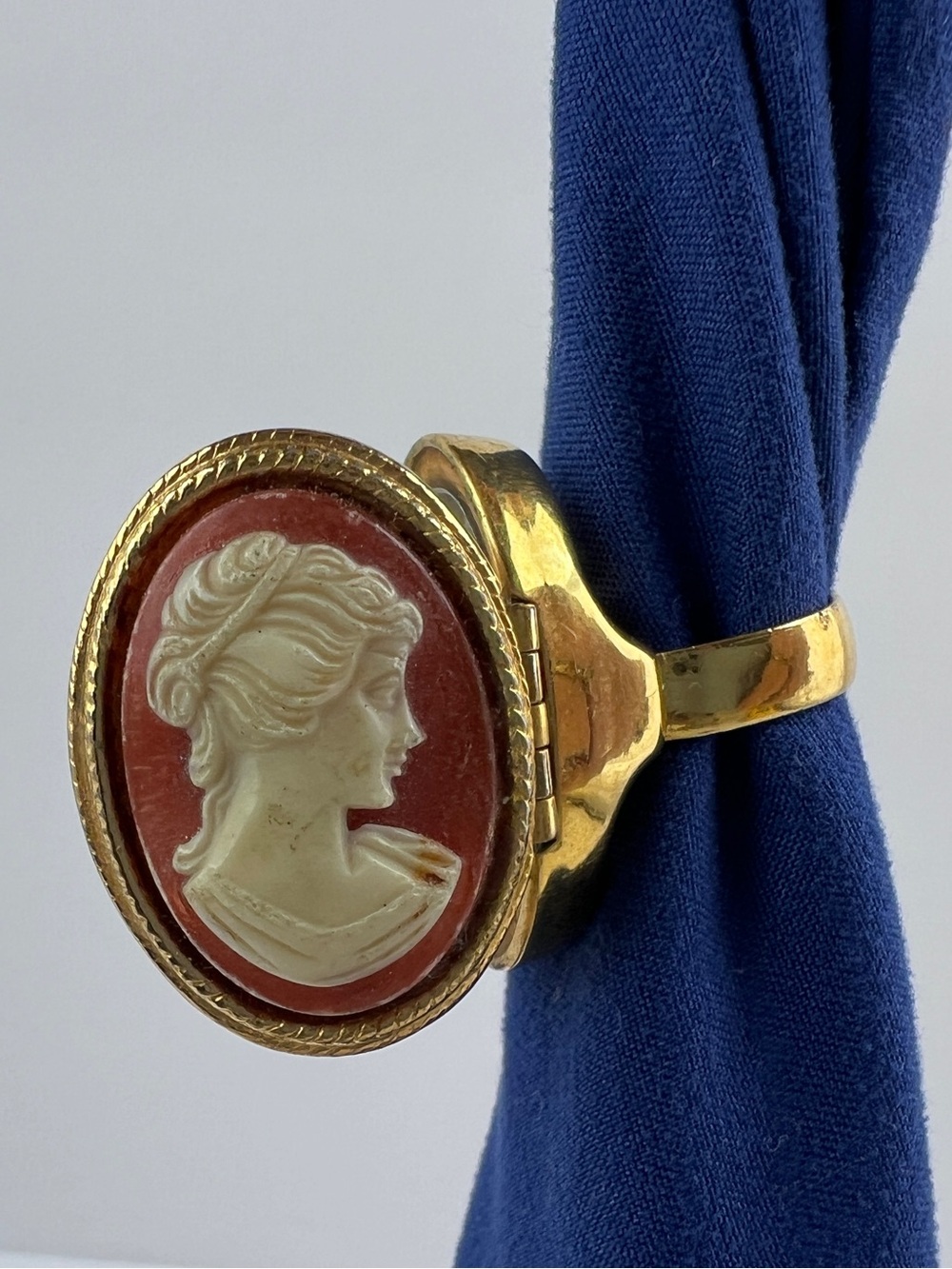 Vintage 80s Avon Cameo Locket Ring Size 7.5" Gold Tone